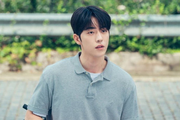 Nam Joo Hyuk plays reporter Baek Yi Jin, the eldest son of a family that has disintegrated as a result of the IMF financial crisis. To supplement his income, he delivers newspapers and works part-time at a book rental store.