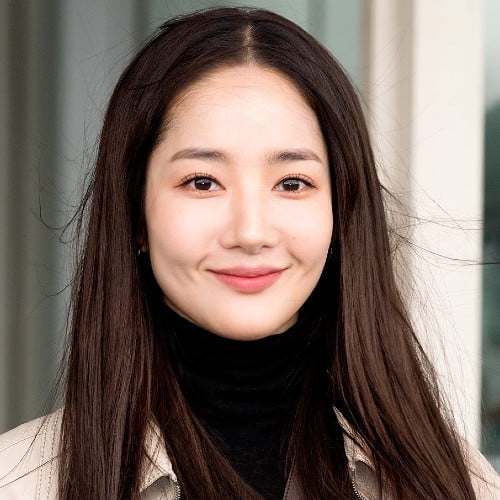 Jin Ha Kyung portrayed by Park Min Young is a bright and well-organized woman who follows all rules and is meticulous about keeping her personal and work lives separate.